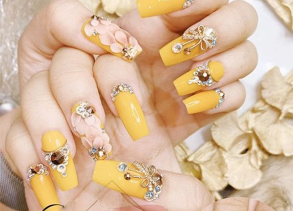 Những mẫu nail màu vàng đẹp mang lại may mắn quanh năm  ALONGWALKER